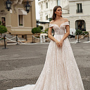 Блестящее свадебное платье с роскошным шлейфом фото