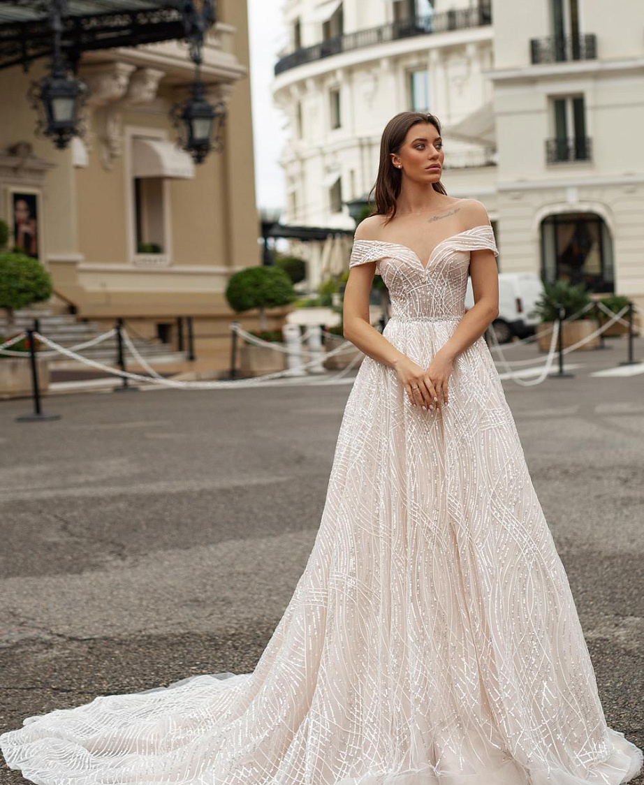 Блестящее свадебное платье с роскошным шлейфом фото