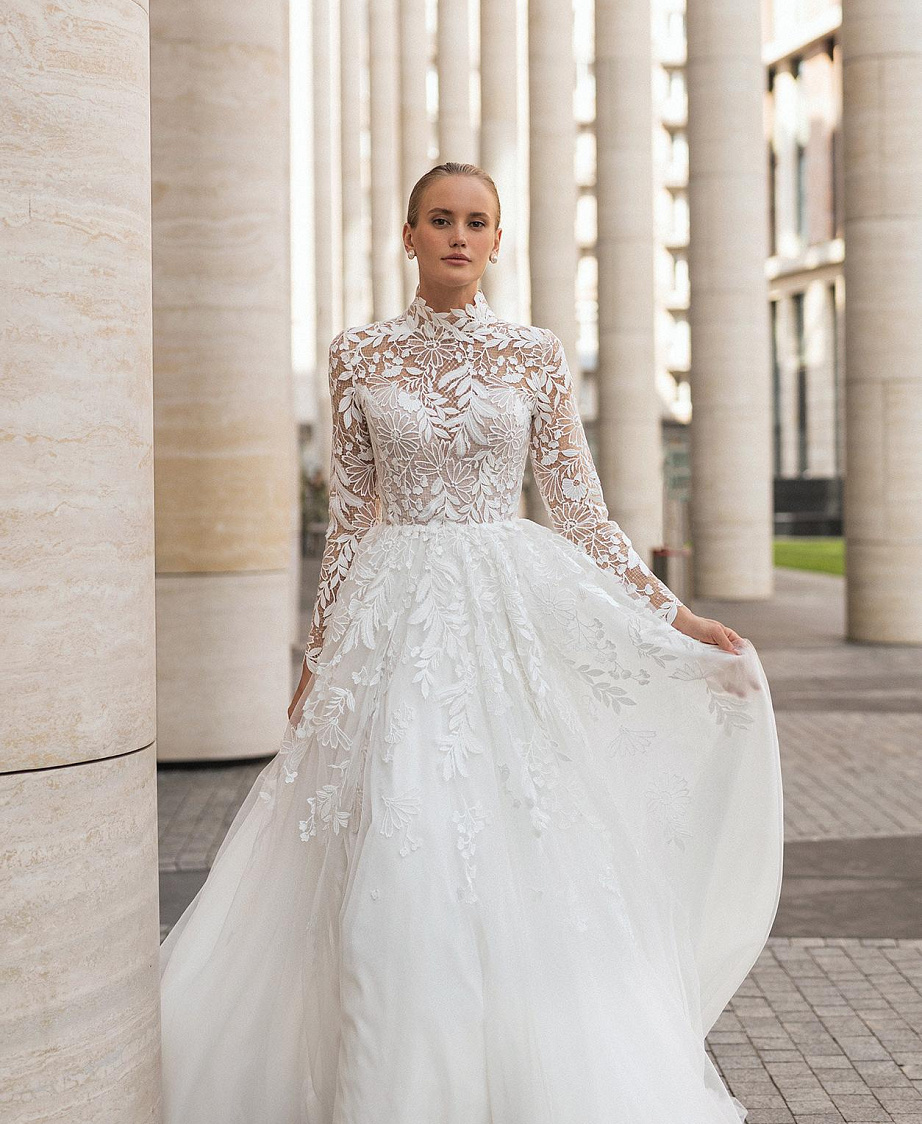 Свадебное платье с кружевным верхом и рукавами фото