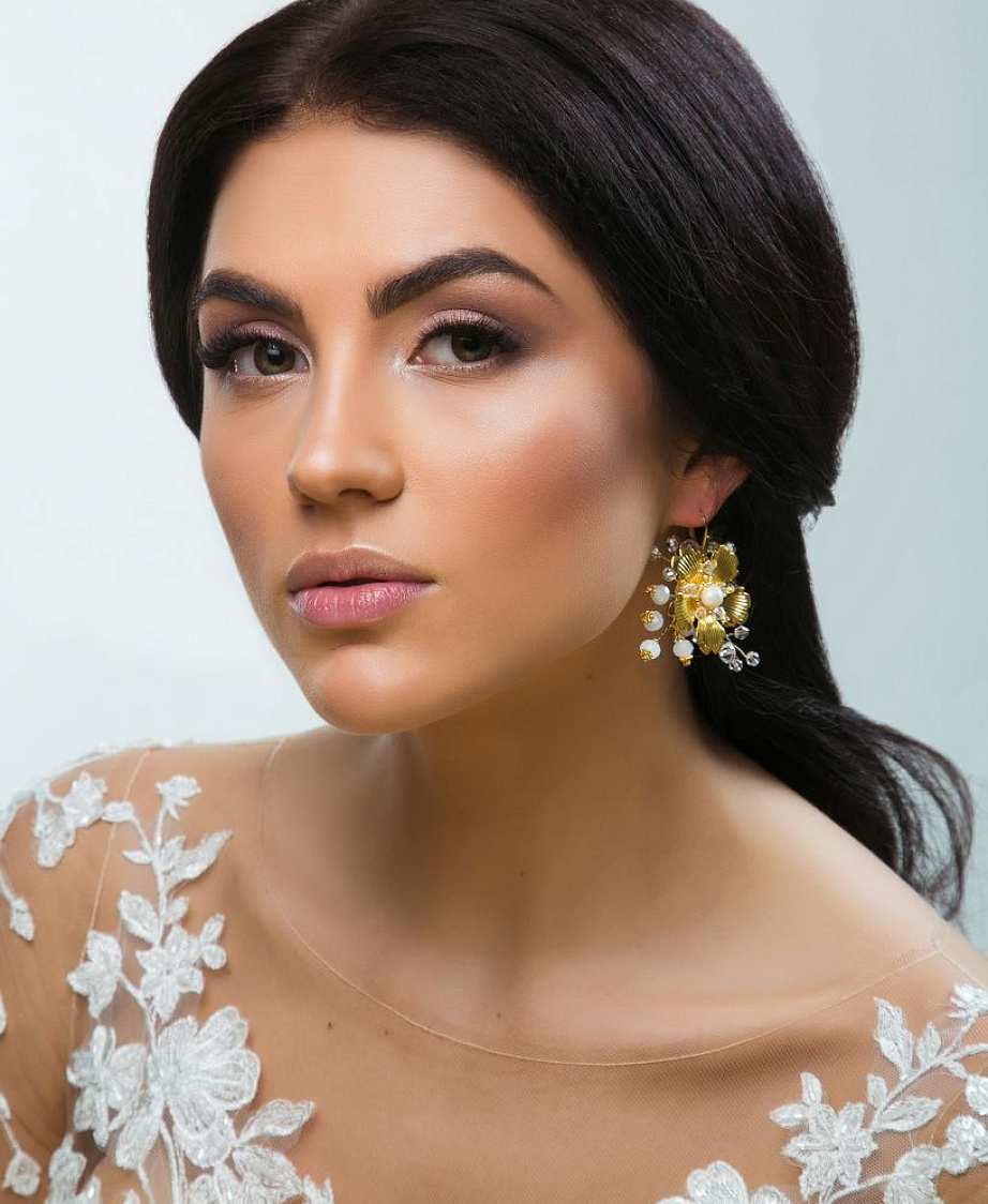 Серьги с золотым цветком фото