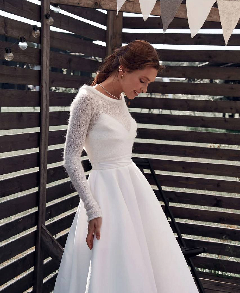 Укороченный шерстяной свитер с жемчужными пуговицами на спинке