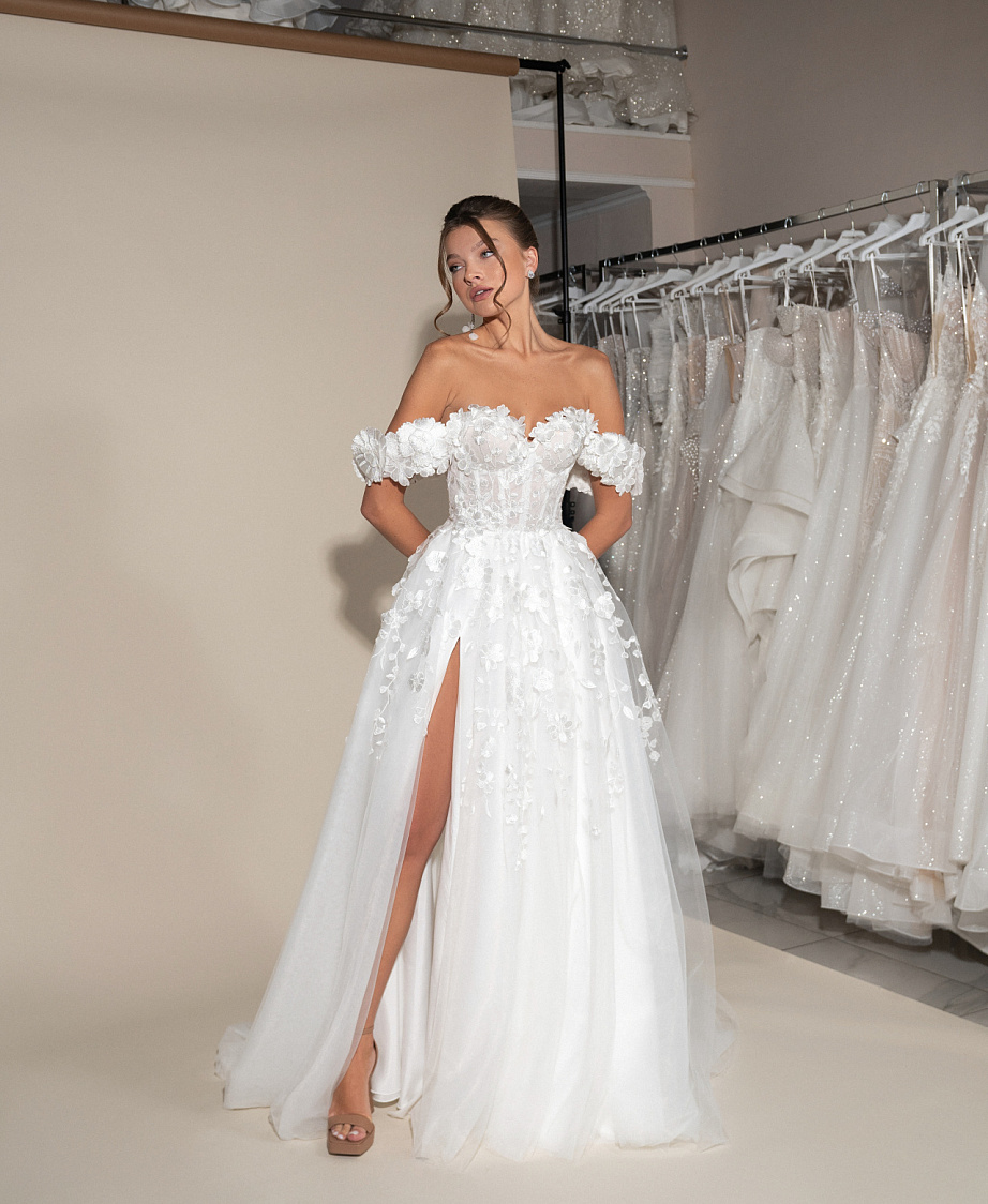 Нежное свадебное платье с разрезом фото