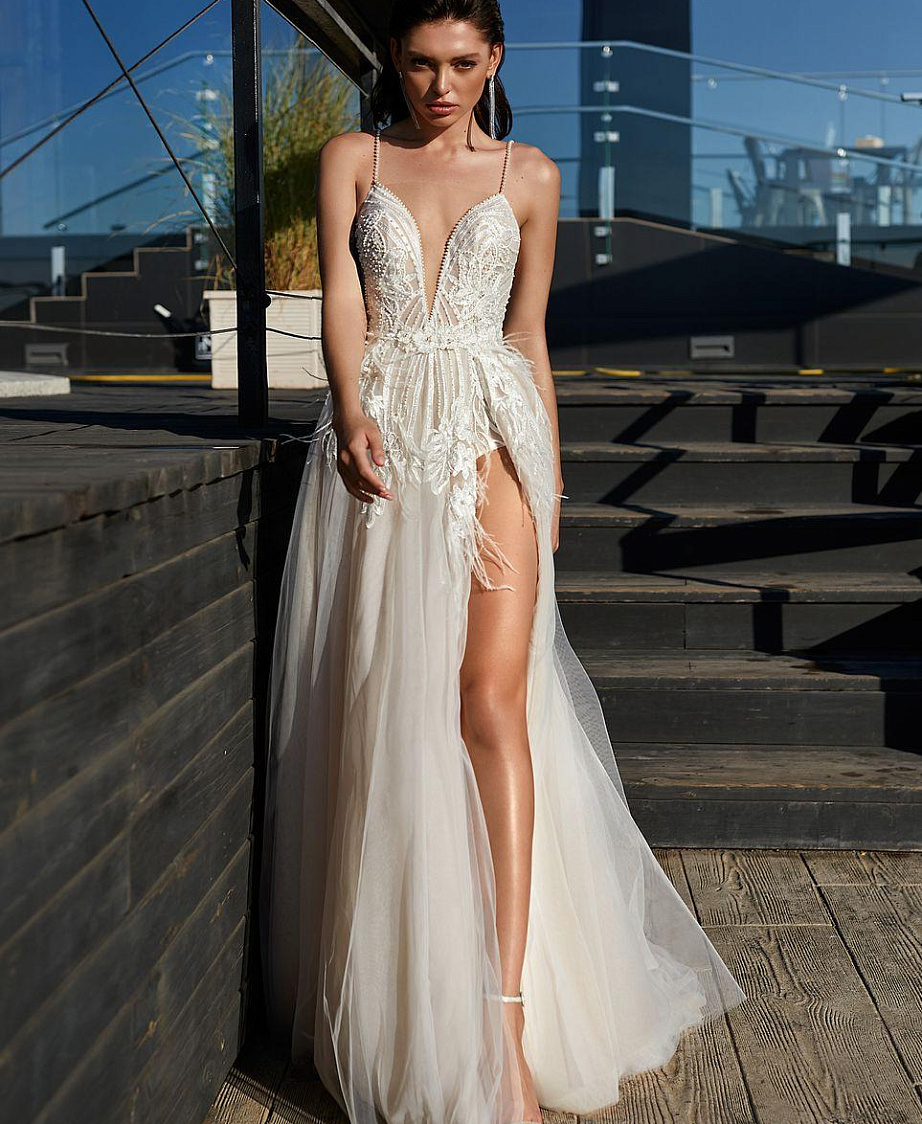 Воздушное свадебное платье с разрезом на ноге фото