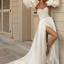 Атласное свадебное платье на корсете с разрезом фото