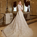 Закрытое кружевное свадебное платье cо шлейфом фото