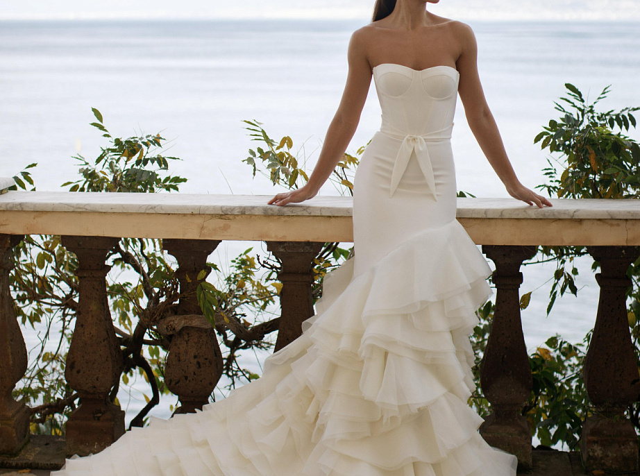 Роскошное свадебное платье с многоярусной юбкой фото