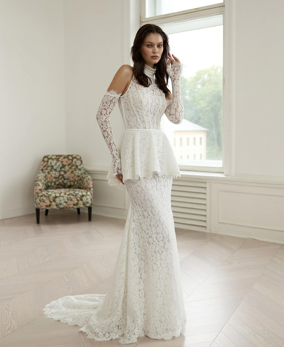 Кружевное закрытое свадебное платье с баской фото