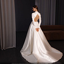 Закрытое атласное платье фото