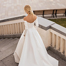 Атласное свадебное платье с рукавами и открытыми плечами фото