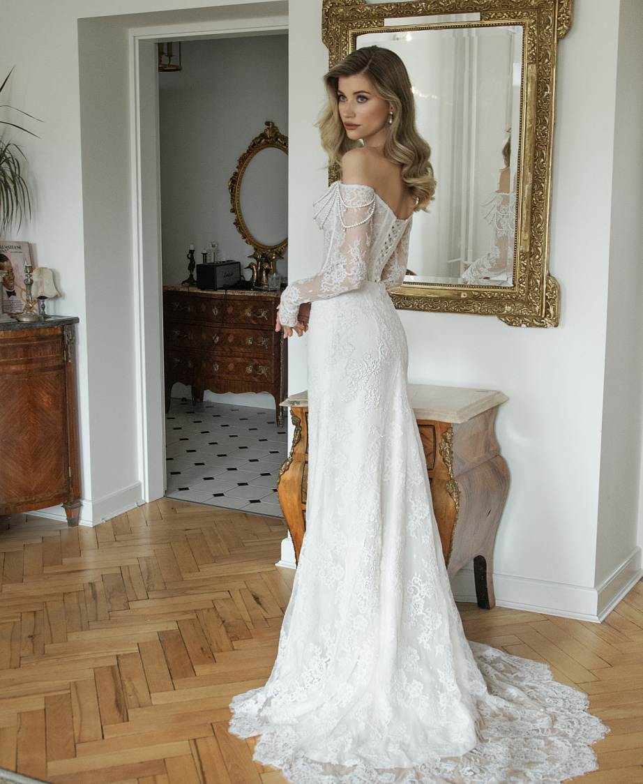 Кружевное свадебное платье рыбка с декором из бус фото