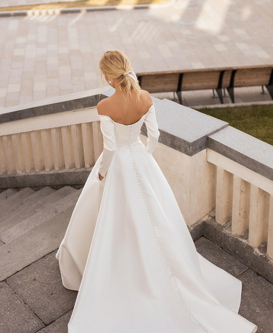 Атласное свадебное платье с рукавами и открытыми плечами фото