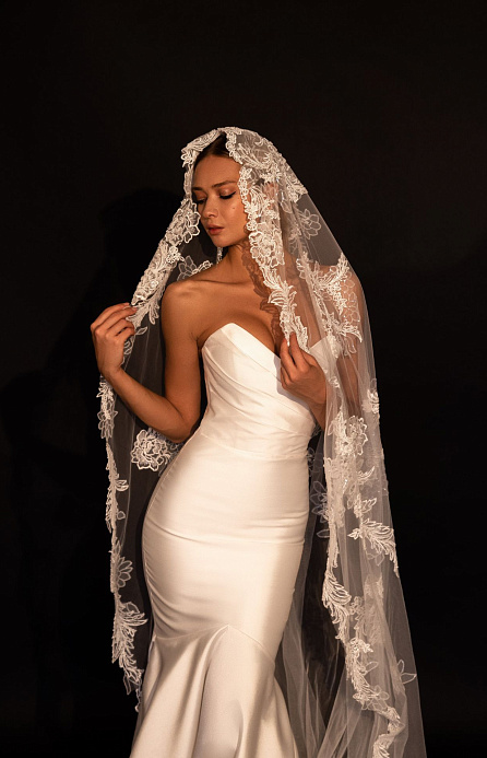 Свадебная фата с красивым кружевом у лица фото