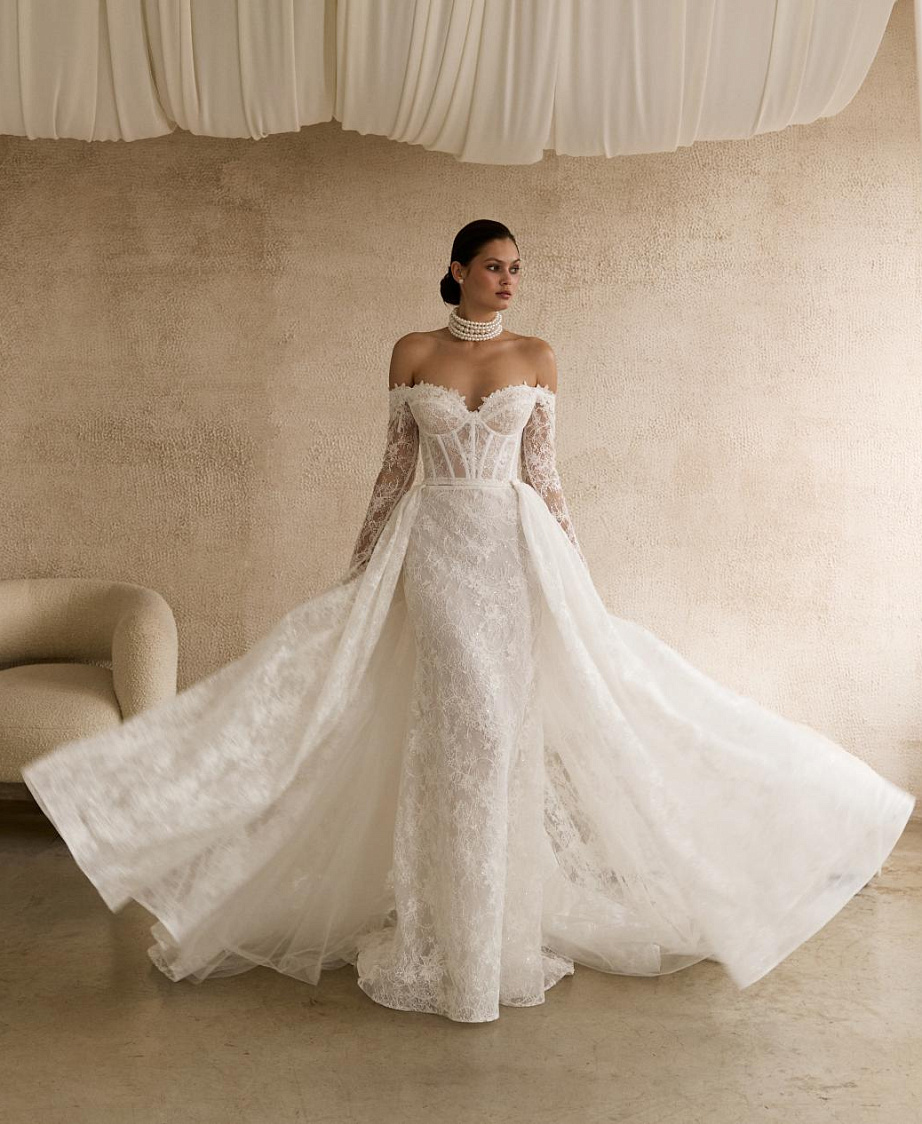 Кружевное свадебное платье с рукавами и съемным шлейфом фото