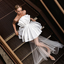 Свадебное платье мини с вертикальной драпировкой в форме «ракушки фото