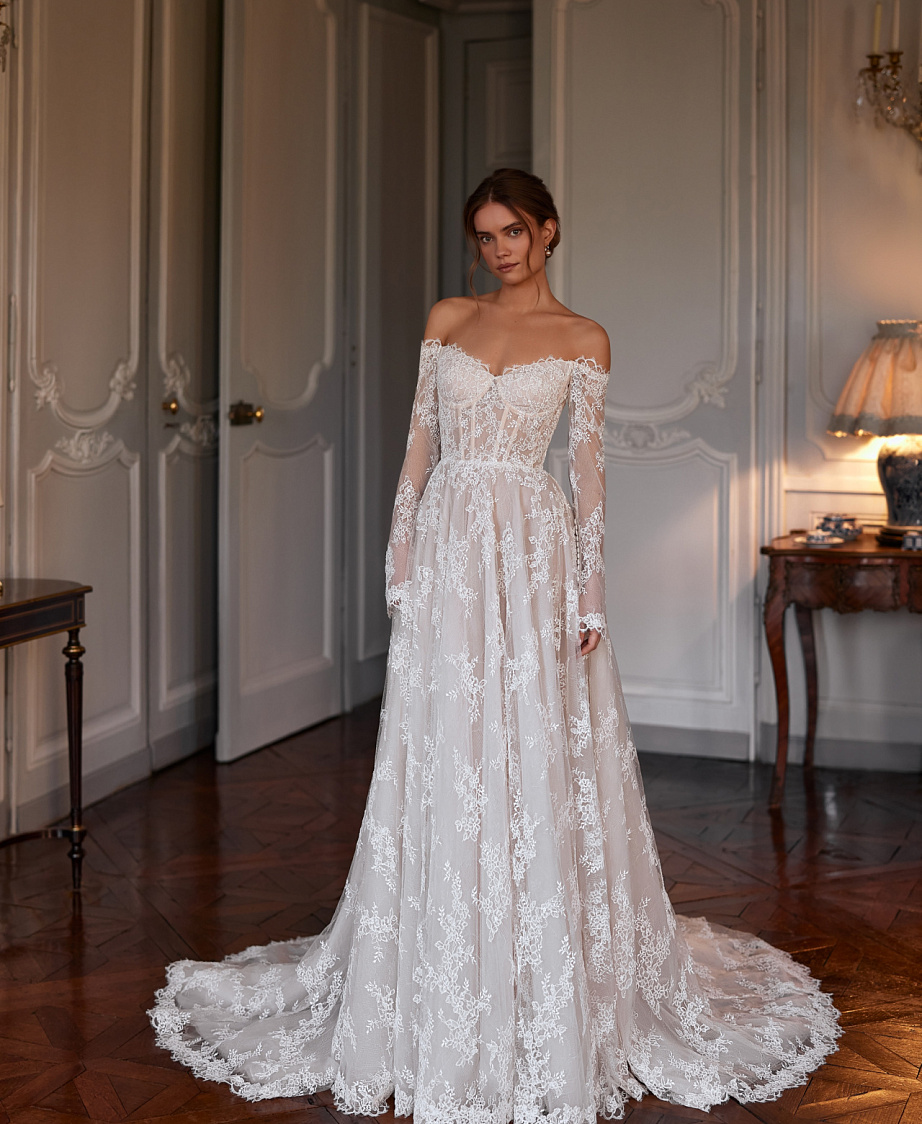 Кружевное свадебное платье с рукавами и шлейфом фото