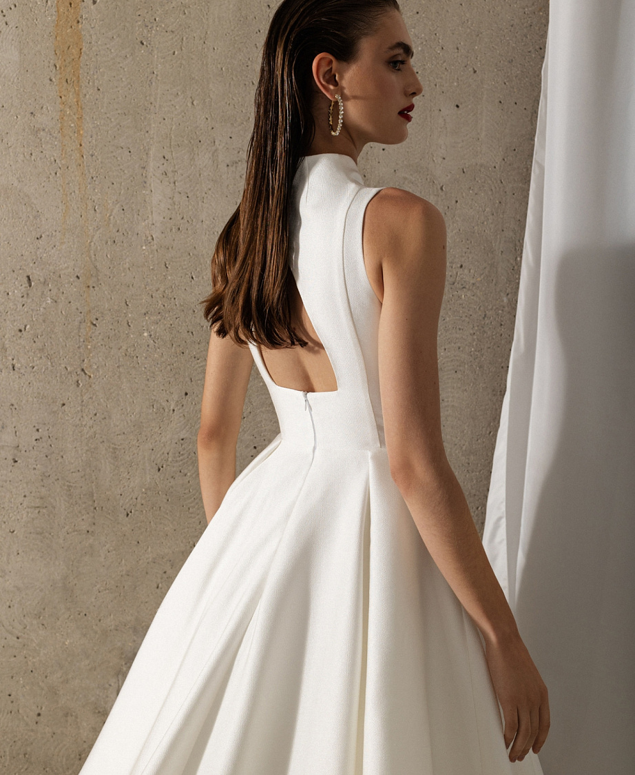 Роскошное платье из микадо с воротником-стойкой фото