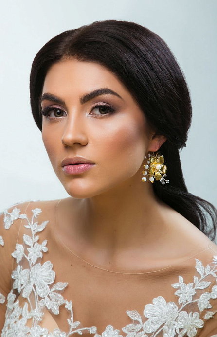 Серьги с золотым цветком фото