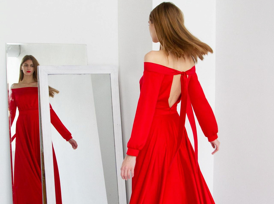 Шёлковое красное платье с рукавами фото