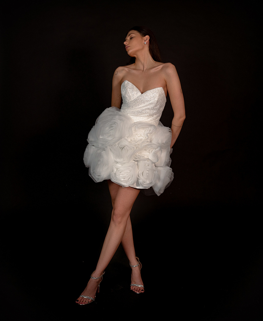 Свадебное платье с пышной короткой юбкой из роз фото