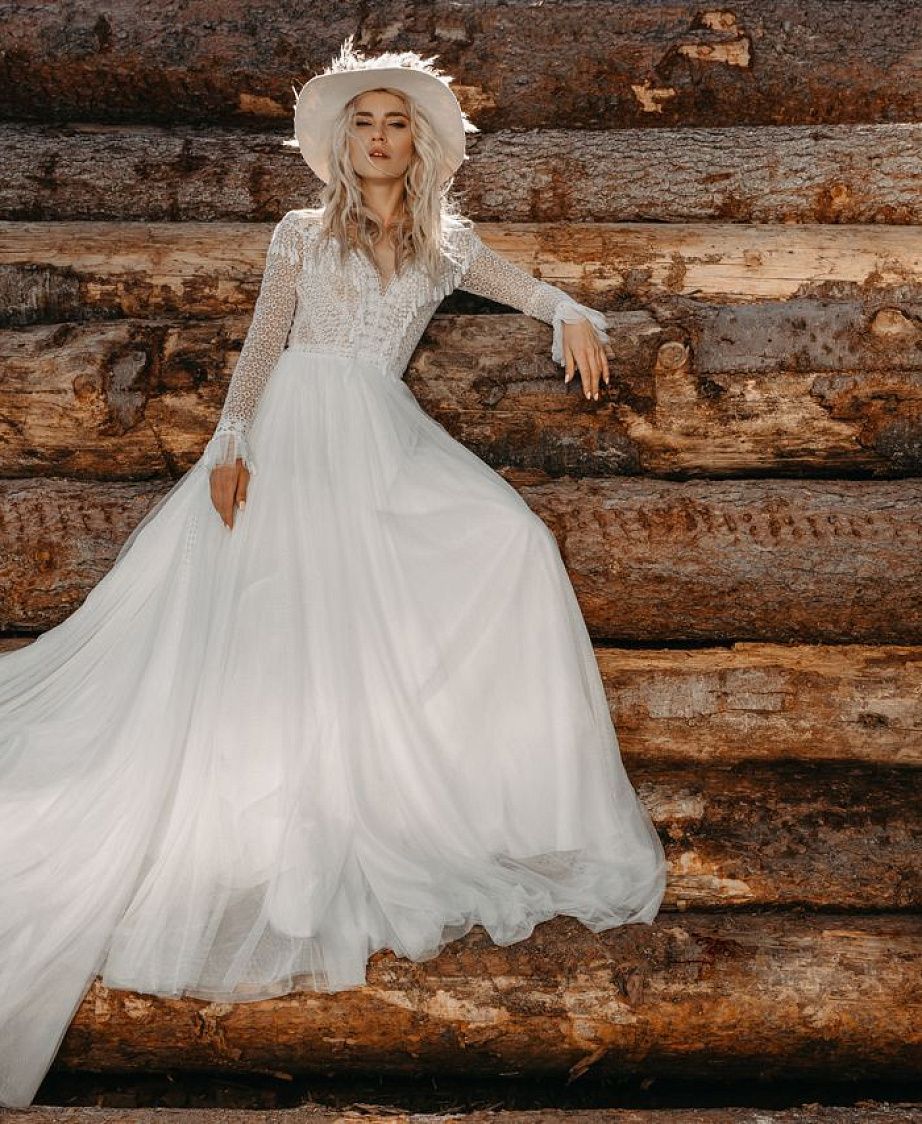 Красивое свадебное платье бохо с кружевными рукавами фото