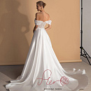 Атласное свадебное платье с цветочным декором по лифу фото