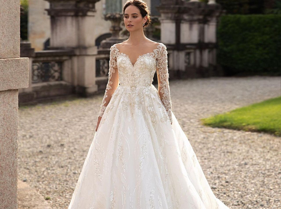 Свадебное платье с кружевными рукавами, расшитое жемчугом и стеклярусом фото