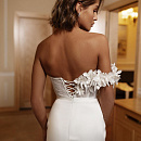 Свадебное платье с объемными цветами ручной работы фото