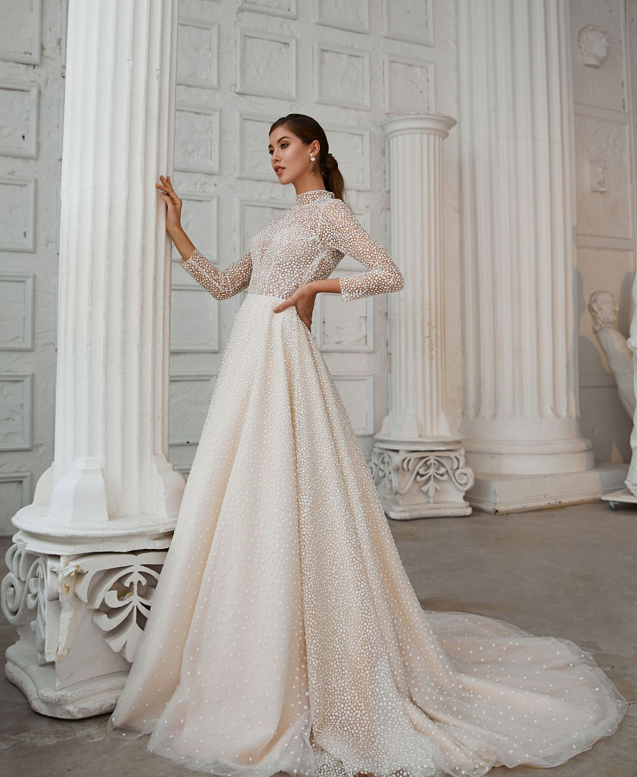 Закрытое блестящее свадебное платье с рукавами фото