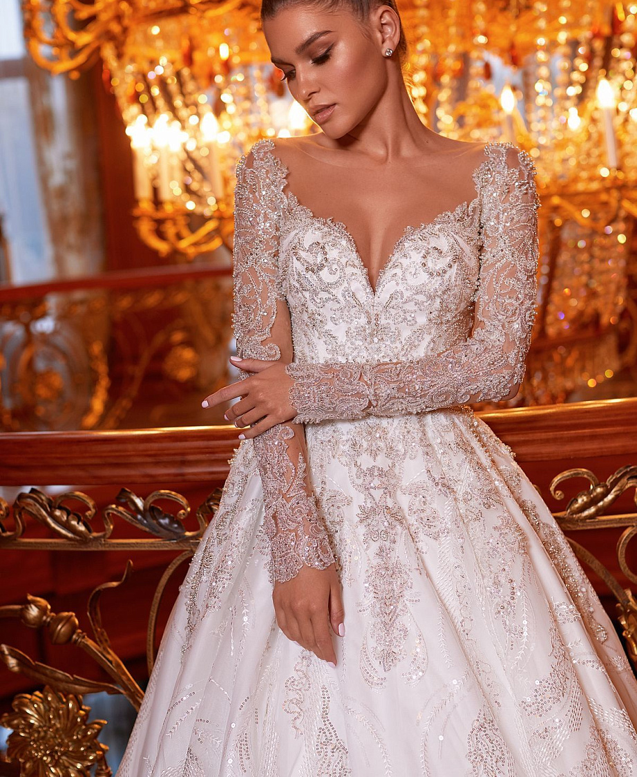 Пышное блестящее свадебное платье фото