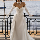 Атласное свадебное платье с объемной вышивкой фото