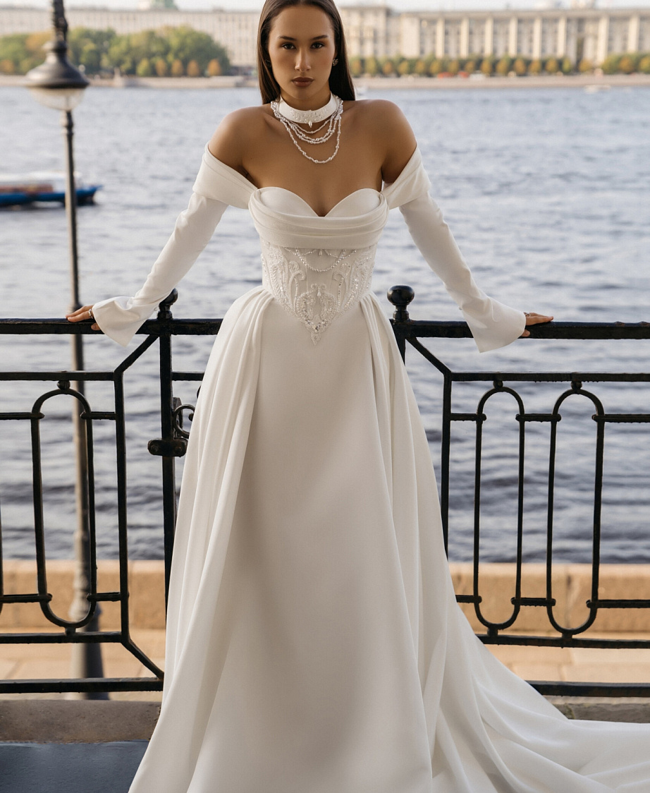 Атласное свадебное платье с объемной вышивкой фото