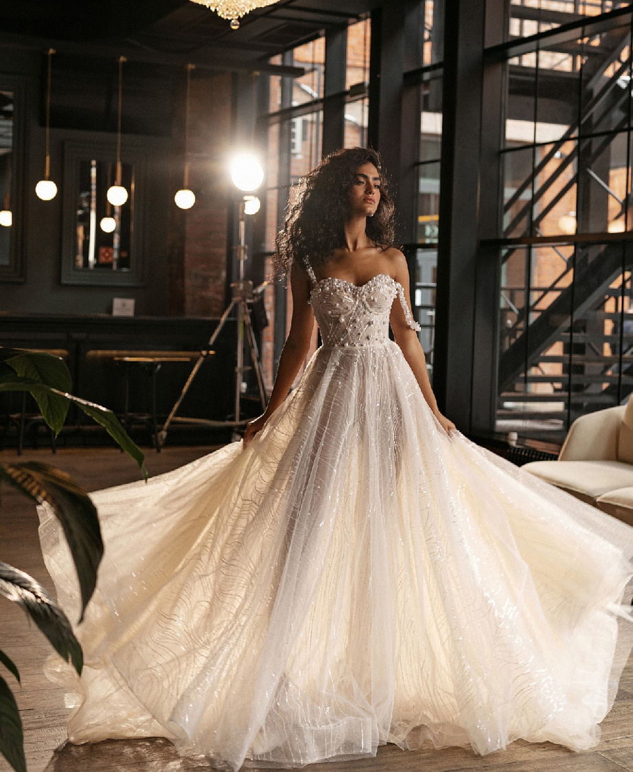 Свадебное платье с крупным жемчугом на корсете фото