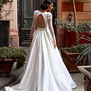 Атласное свадебное платье с ажурными рукавами фото