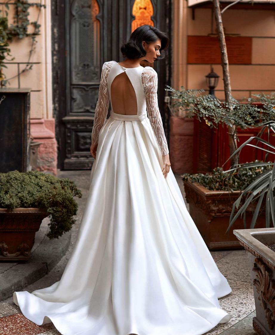 Атласное свадебное платье с ажурными рукавами фото