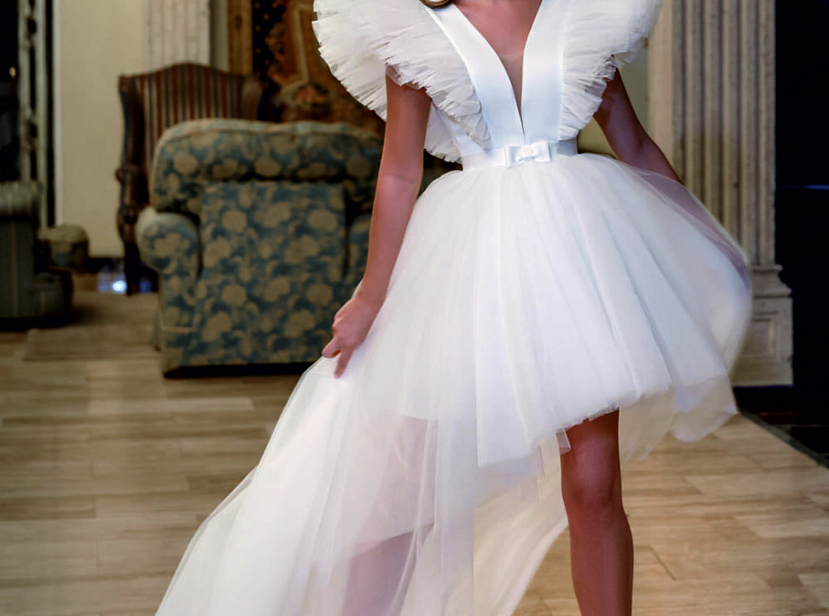 Короткое свадебное платье из фатина со шлейфом фото