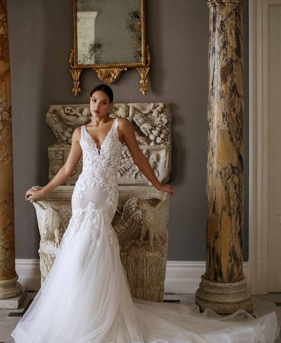 Кружевное свадебное платье со съемными крыльями фото