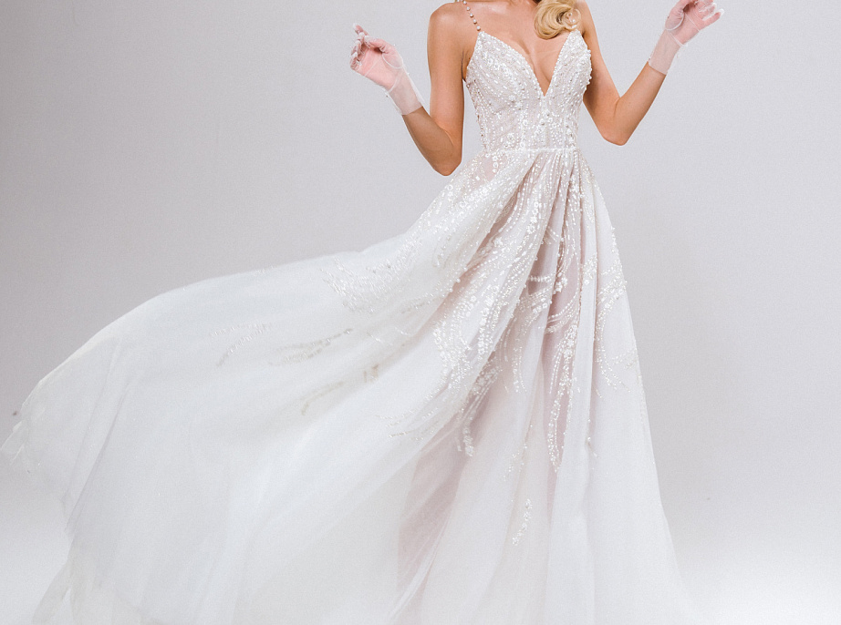 Сверкающее свадебное платье на тонких бретельках фото