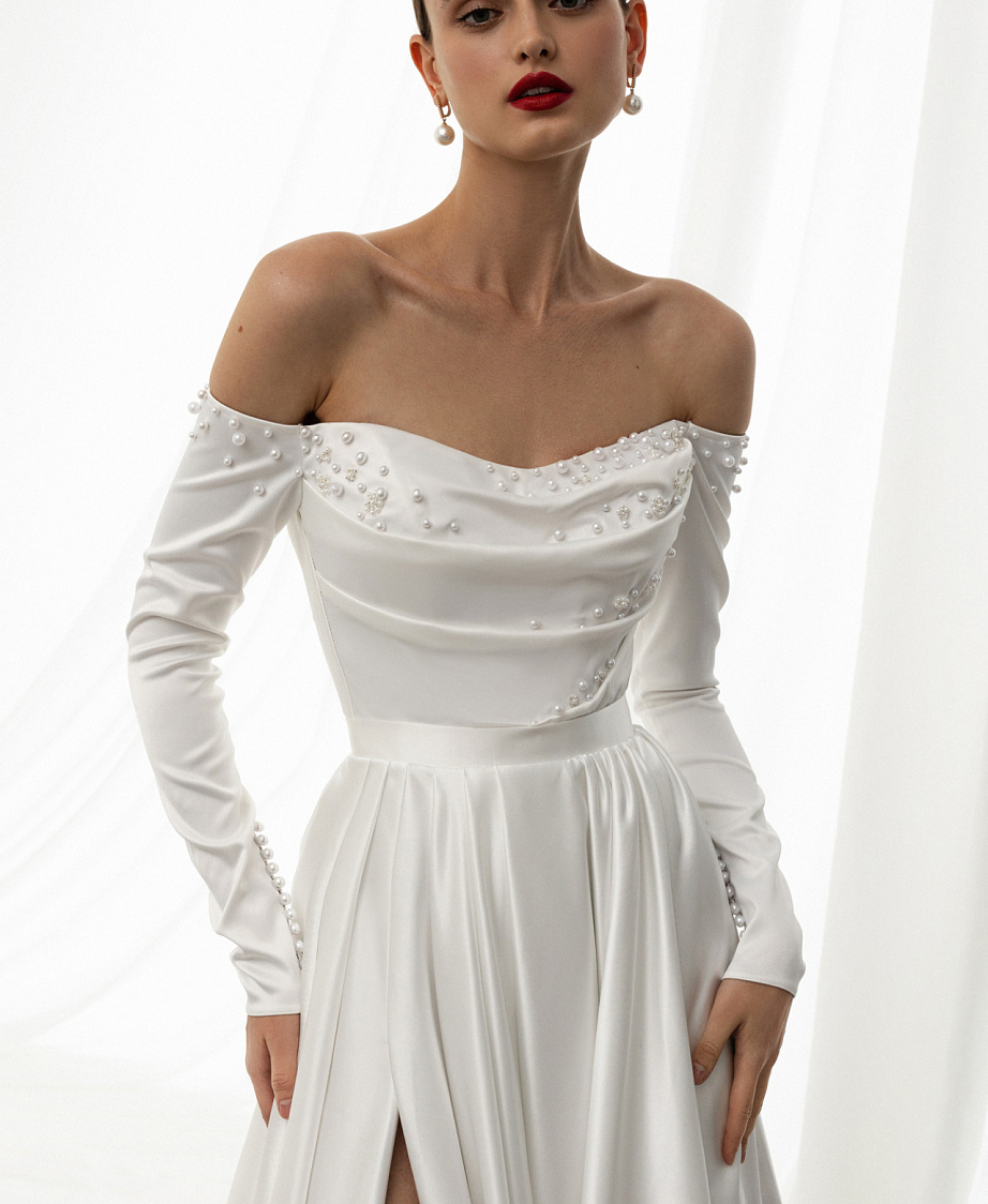 Роскошное атласное свадебное платье с длинным рукавом фото