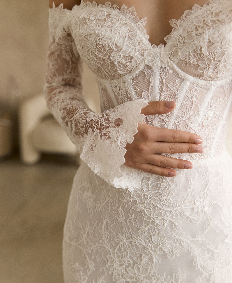 Кружевное свадебное платье с рукавами и съемным шлейфом фото