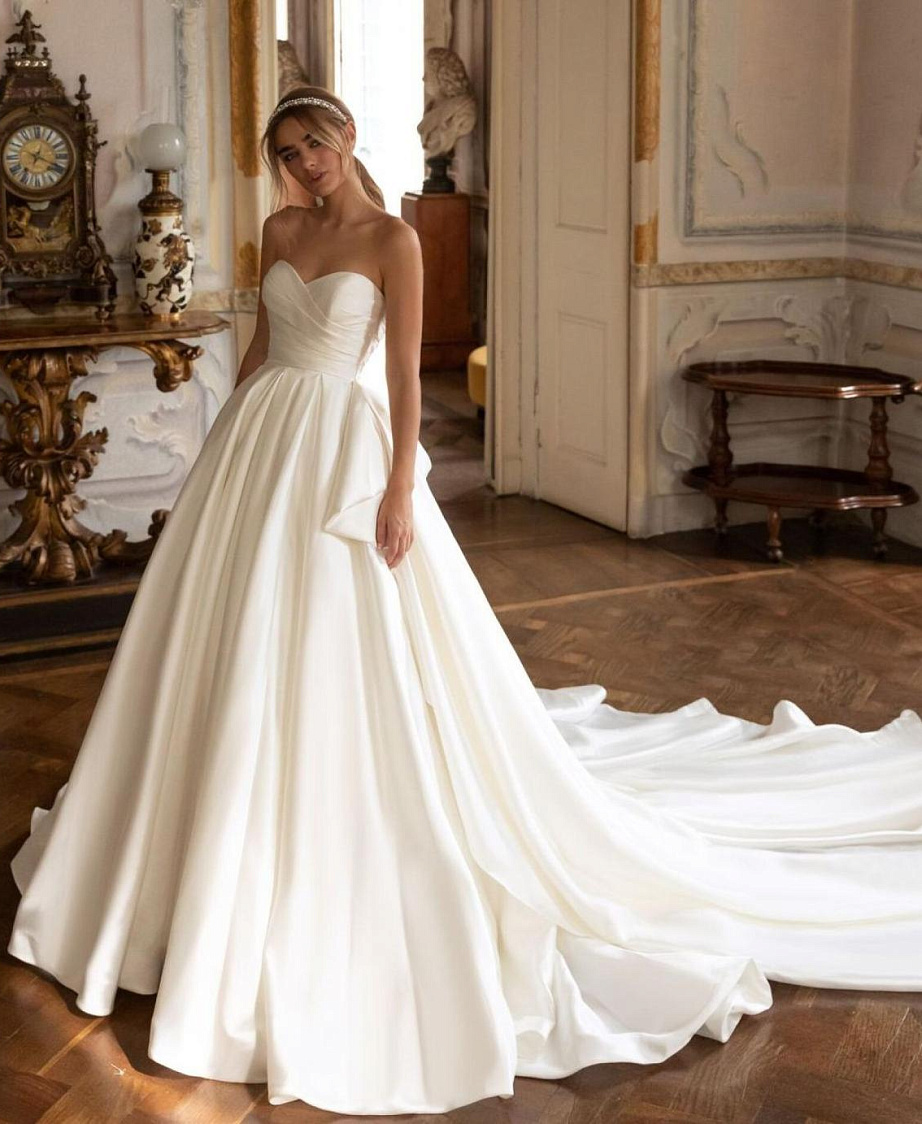 Королевское атласное свадебное платье фото