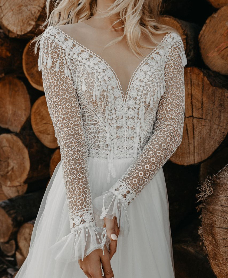 Красивое свадебное платье бохо с кружевными рукавами фото