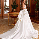 Пышное атласное свадебное платье с вырезом в форме сердца фото