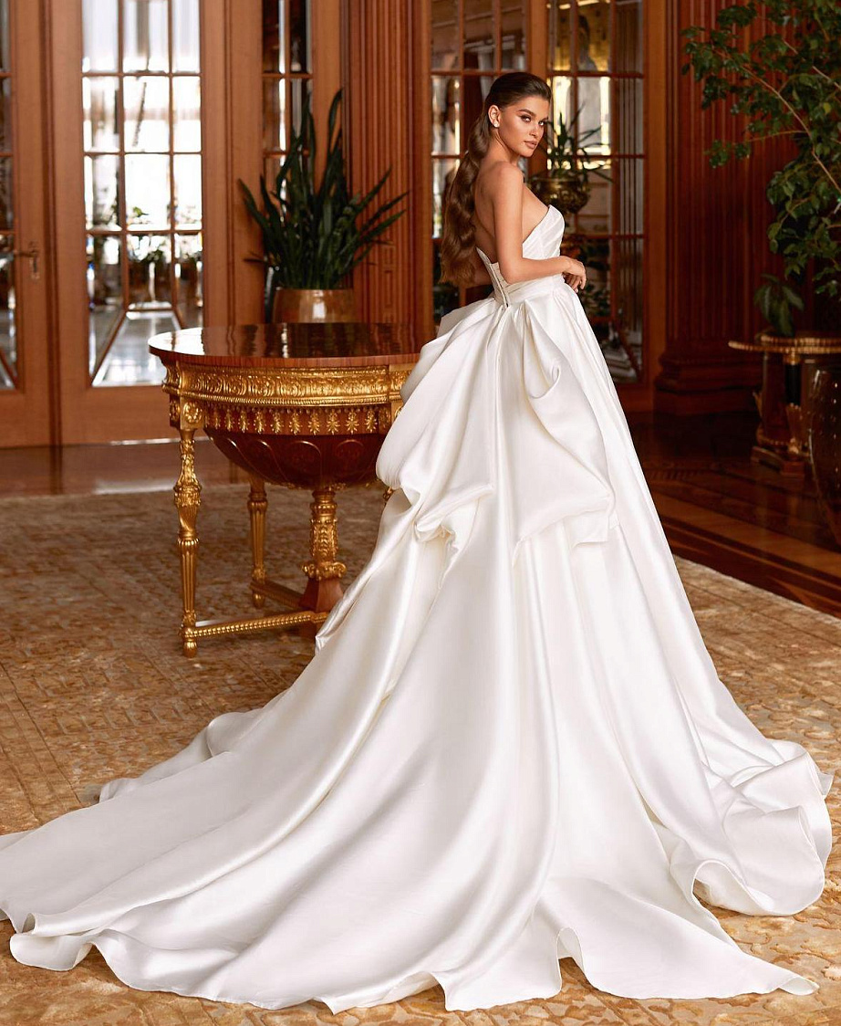 Пышное атласное свадебное платье с вырезом в форме сердца фото