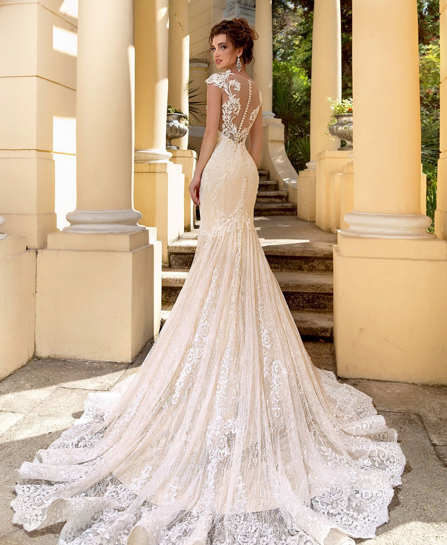 Кружевная русалка с красивым декольте фото