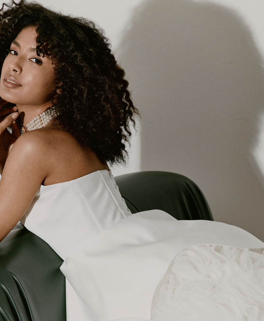 Стильный комплект из атласного мини платья и юбки из 3Д цветов фото