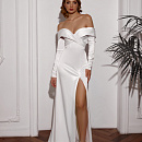 Атласное свадебное платье рыбка с рукавами и открытыми плечами фото