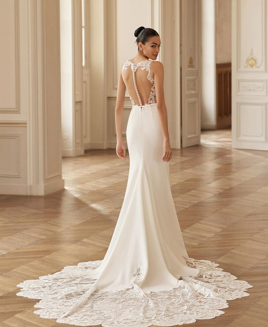 Лаконичное свадебное платье рыбка с кружевным шлейфом фото