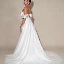 Нежное свадебное платье с разрезом фото