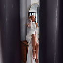 Красивое платье с атласной юбкой и сверкающим верхом под горлышко фото