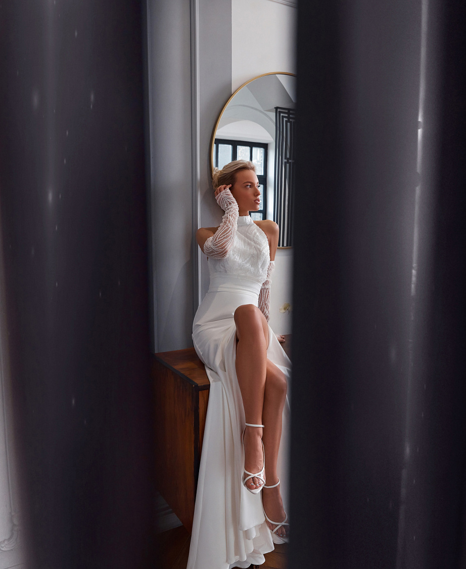 Красивое платье с атласной юбкой и сверкающим верхом под горлышко фото